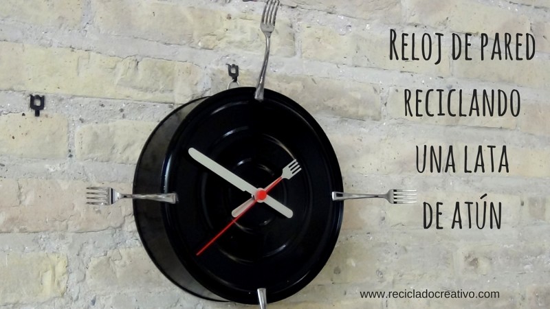 Reloj con lata de atún de hojalata reciclada