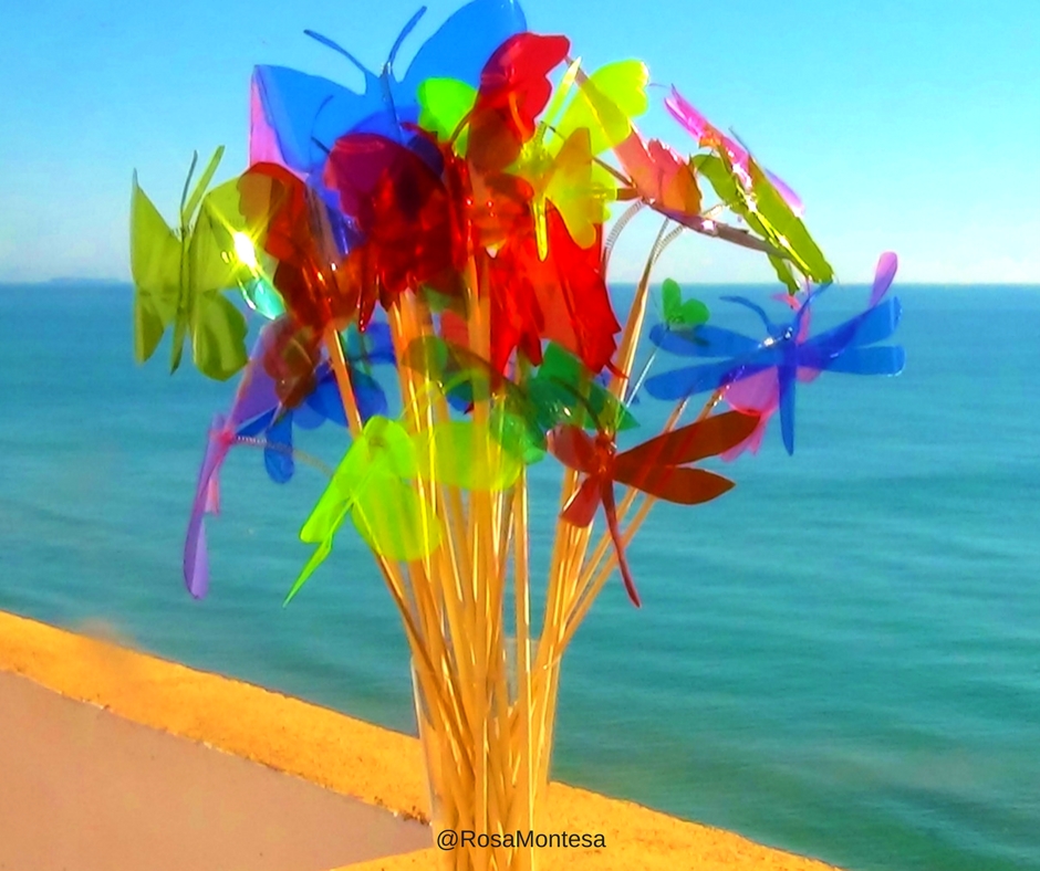 Mariposas de colores con botellas de plástico