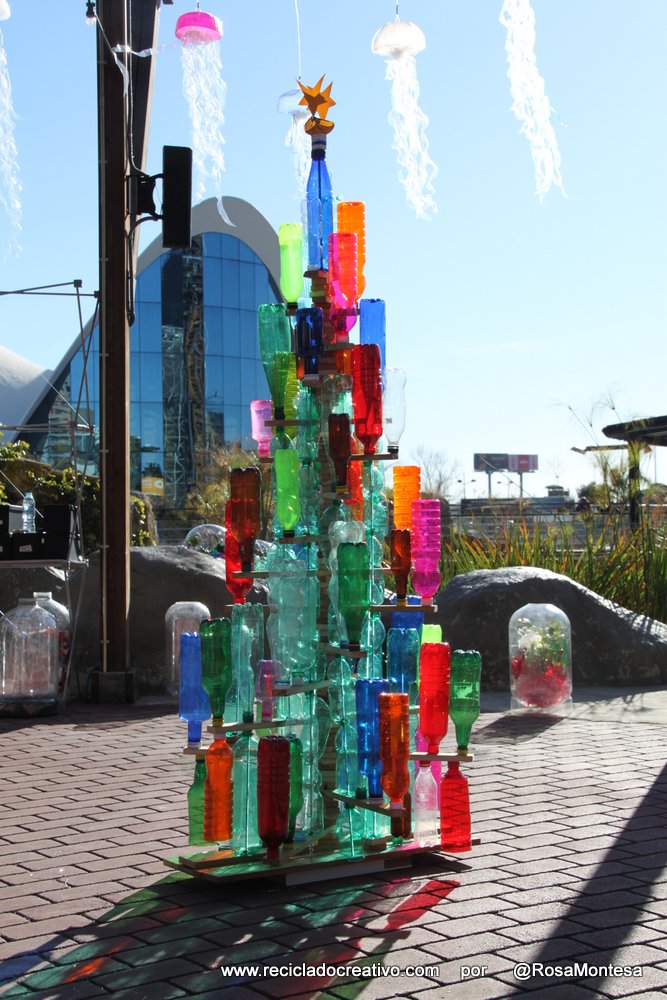 Árbol de Navidad reciclando botellas de plástico