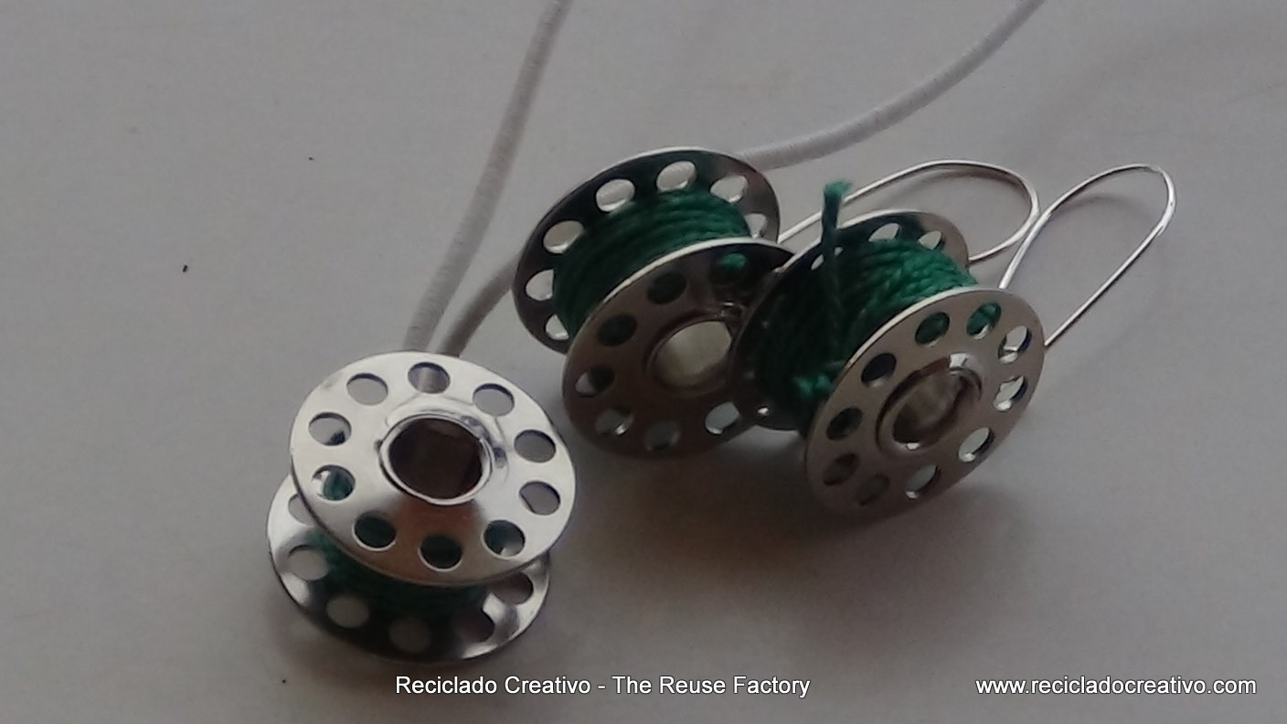 How-to-make-earings-and-necklace-with-sewing-machine-bobbins. The Reuse Factory. Reciclado Creativo