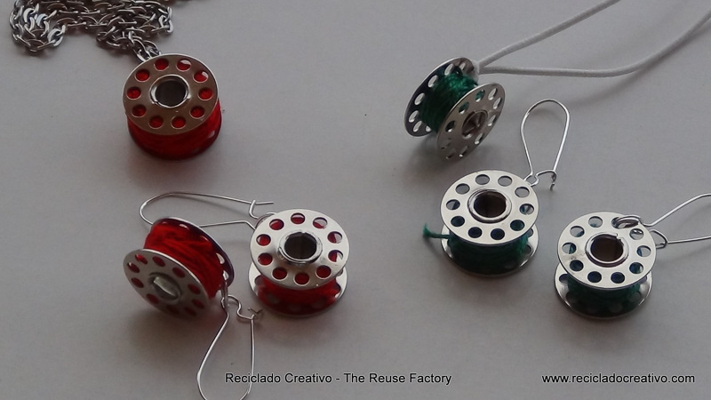 How to make earings and necklace with sewing machine bobbins. Cómo hacer pendientes y collares con carretes de hilo de máquina de coser. The Creative Reuse Factory . Reciclado Creativo