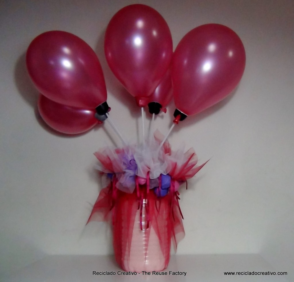 RecicladoCreativo. Recycling with water bottles and balloons. Reciclando con globos y garrafas de agua