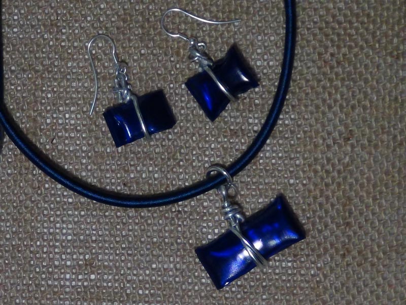 Bisutería realizada con botellas de plástico pet - Jewelry made out of recycled plastic bottles