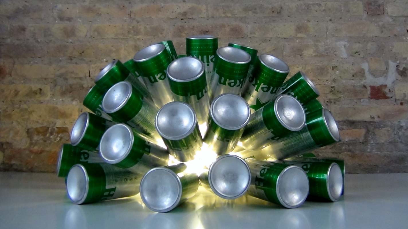 Lámpara realizada con 50 botellas de cerveza recicladas.  #yotambienquierouna Reciclado Creativo. Rosa Montesa