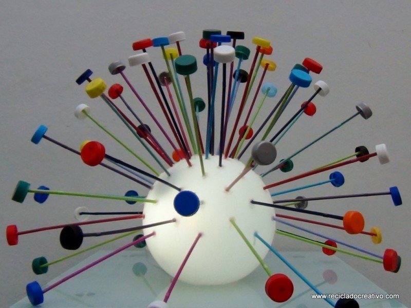 Lámpara realizada reutilizando tapones de plástico de colores. Reciclado Creativo