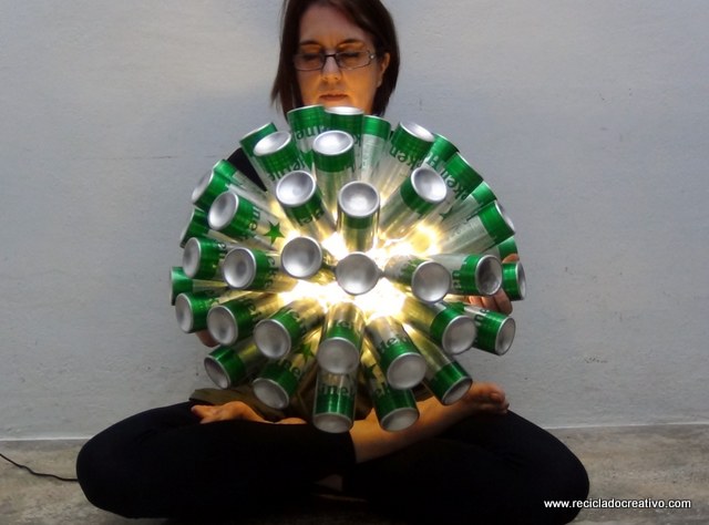 Lámpara con 50 botellas de aluminio recicladas