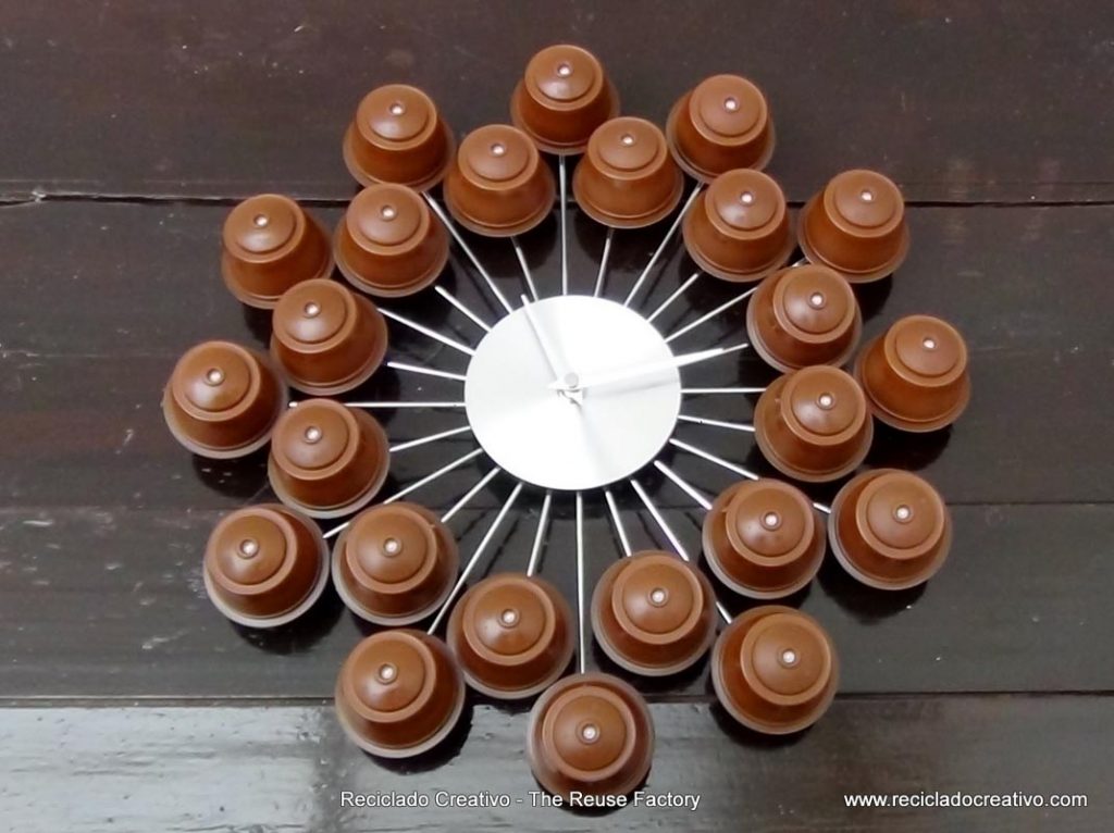 Wall Clock with recycled Dolce Gusto coffee capsules Reloj de pared