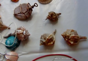 Caracolas de mar convertidas en colgantes para collares - Seashell as a pendant necklace