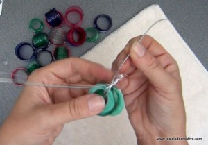 Colgantes y llaveros realizados con el cuello de una botella de plástico - Reciclado Creativo - Rosa Montesa