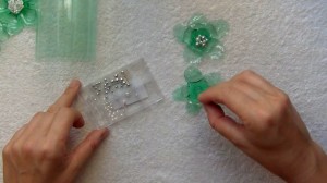 cómo hacer una flor con una botella de plástico verde y una plancha de ropa