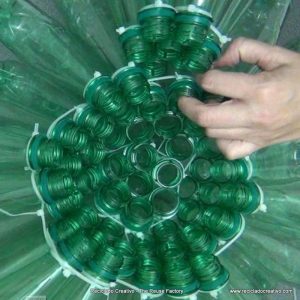 Lámpara realizada con 125 botellas de plástico recicladas - Lamp made with 125 recycled plastic bottles http://youtu.be/lwt43vjl2fs