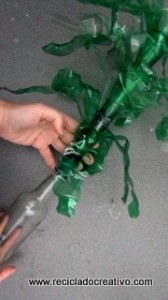 Florero. Hojas verdes de plantas para flores con botellas de plástico pet recicladas - Green leaves from reccled plastic bottles ( pet )