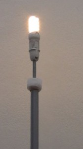 Pie de lámpara reutilizando un palo de escoba y un soporte de papel de cocina