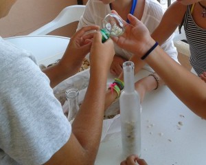 Recuerdos de la orilla de la playa, conchas, piedras y arena . Seashore treasures