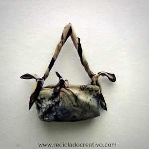 Bolso con dos foulards y un brick de cartón de leche. Bolsito fardo sofisticado