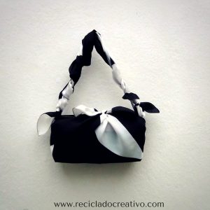 Bolso con dos foulards y un brick de cartón de leche. Bolsito fardo sofisticado