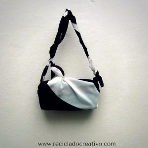 Bolso con dos foulards y un brick de cartón de leche. Bolsito fardo sofisticado