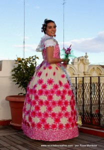 Ofrenda valenciana al material reciclado. Las Fallas 2016. Valencia