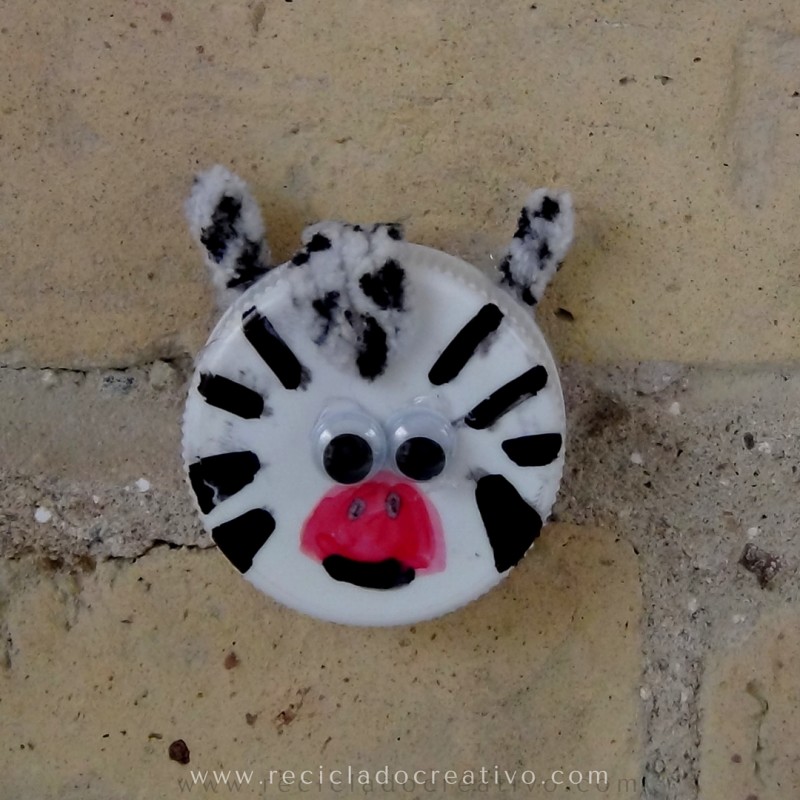 CEBRA Manualidad de reciclaje para niños con tapones de botellas de plástico