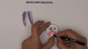 Reciclaje y manualidades para niños. Conejo con tapones