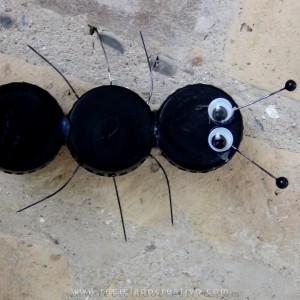 Hormiga y animales con tapones de botellas reciclados