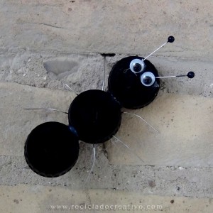 Hormiga y animales con tapones de botellas reciclados