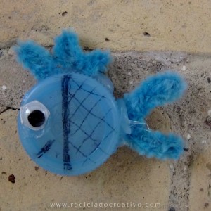 Pez azul hecho con un tapón de botella de plástico