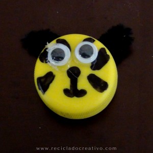 Manualidad para niños con tapones de plástico. Un tigre hecho con un tapón de botella de plástico.