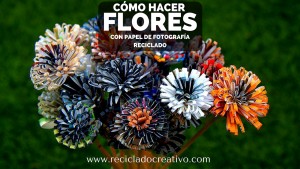 Flores como dalias con papel reciclado