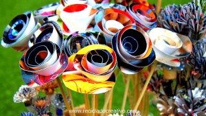 Flores parecidas a las rosas hechas con papel reciclado de fotos