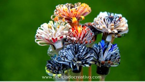 Flores como dalias con papel reciclado