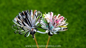 Flores como dalias con papel reciclado