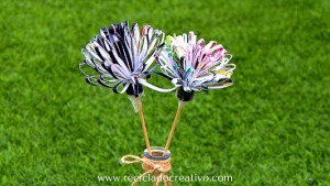 Flores como dalias con papel reciclado