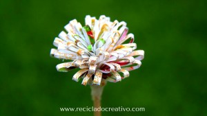 Flores como dalias con papel reciclado