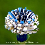Flores como dalias con papel reciclado