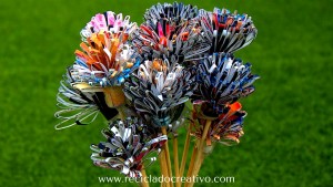 Flores como dalias con papel reciclado