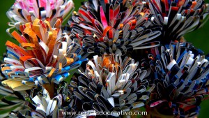 Flores como dalias con papel reciclado
