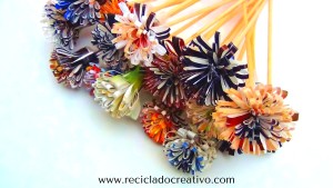Flores como dalias con papel reciclado