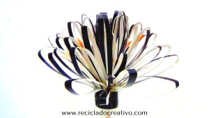 Flores como dalias con papel reciclado