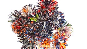 Flores como dalias con papel reciclado