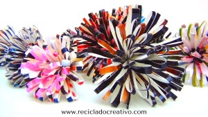 Flores como dalias con papel reciclado