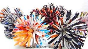 Flores como dalias con papel reciclado