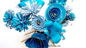 Flores azules reciclando una caja de cartón de Lamasbonita