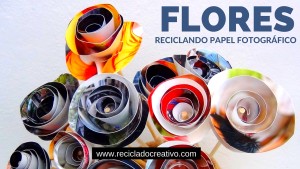 Flores parecidas a las rosas hechas con papel reciclado de fotos
