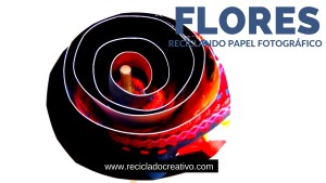 Flores parecidas a las rosas hechas con papel reciclado de fotos