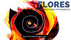 Flores parecidas a las rosas hechas con papel reciclado de fotos