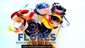 Flores parecidas a las rosas hechas con papel reciclado de fotos