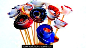 Flores parecidas a las rosas hechas con papel reciclado de fotos