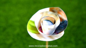 Flores parecidas a las rosas hechas con papel reciclado de fotos