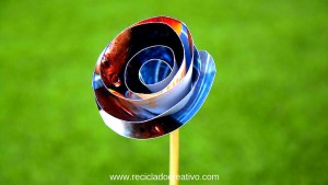 Flores parecidas a las rosas hechas con papel reciclado de fotos